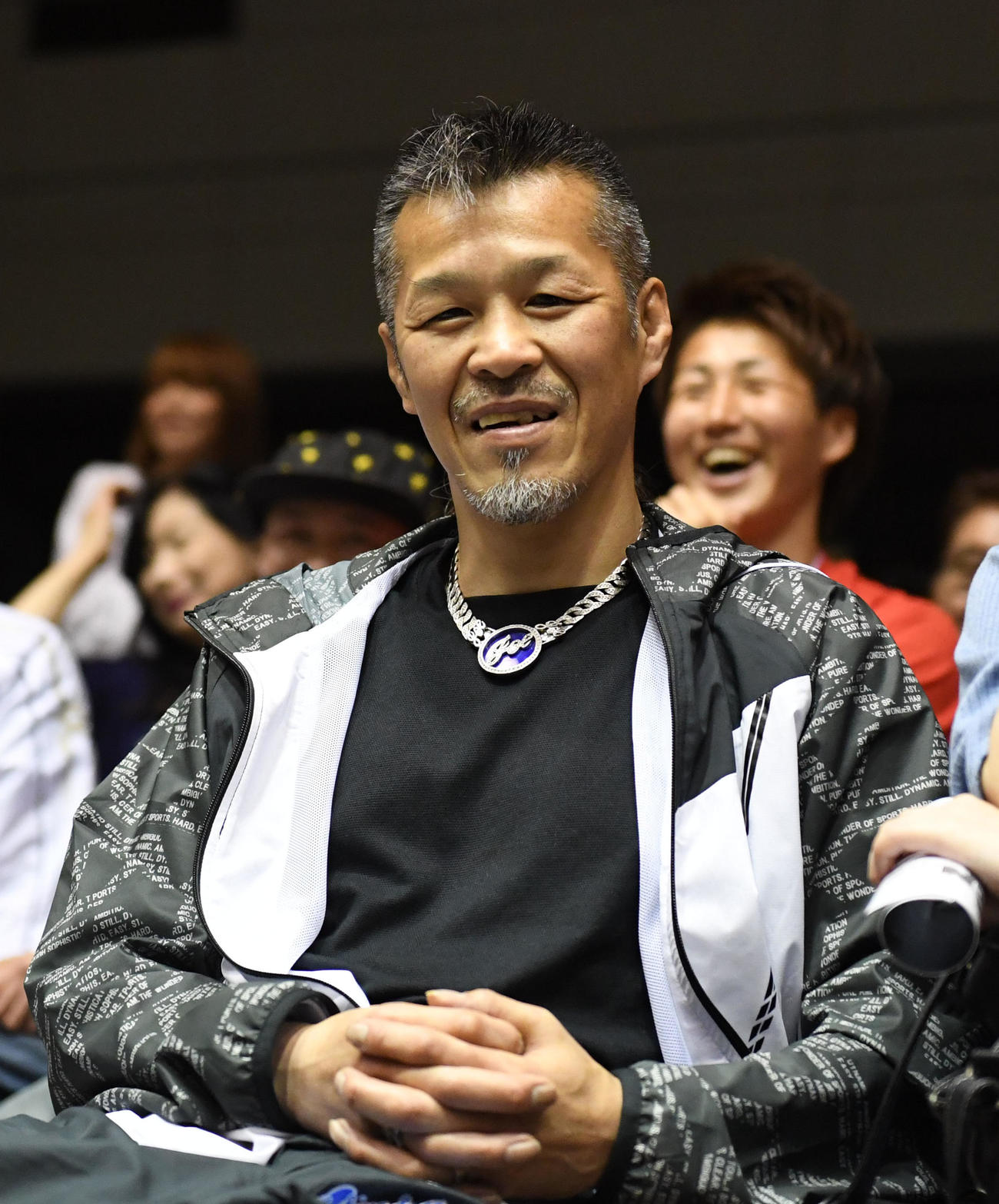 スーパーバンタム級8回戦での辰吉寿以輝の勝利に笑顔を見せる辰吉丈一郎（2018年4月30日撮影）