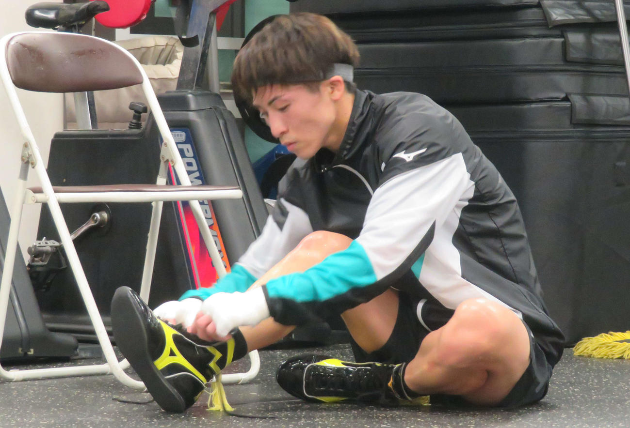 入念にボクシングシューズのひもを結ぶ井上尚弥