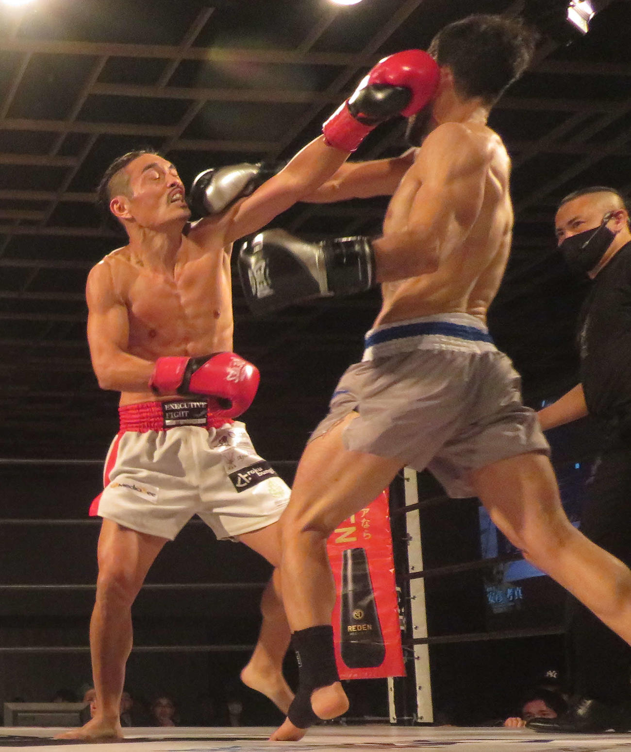 EXECUTIVE FIGHT BUSHIDO　お互いに攻撃を仕掛ける安彦（左）とカバシ（撮影・松熊洋介）