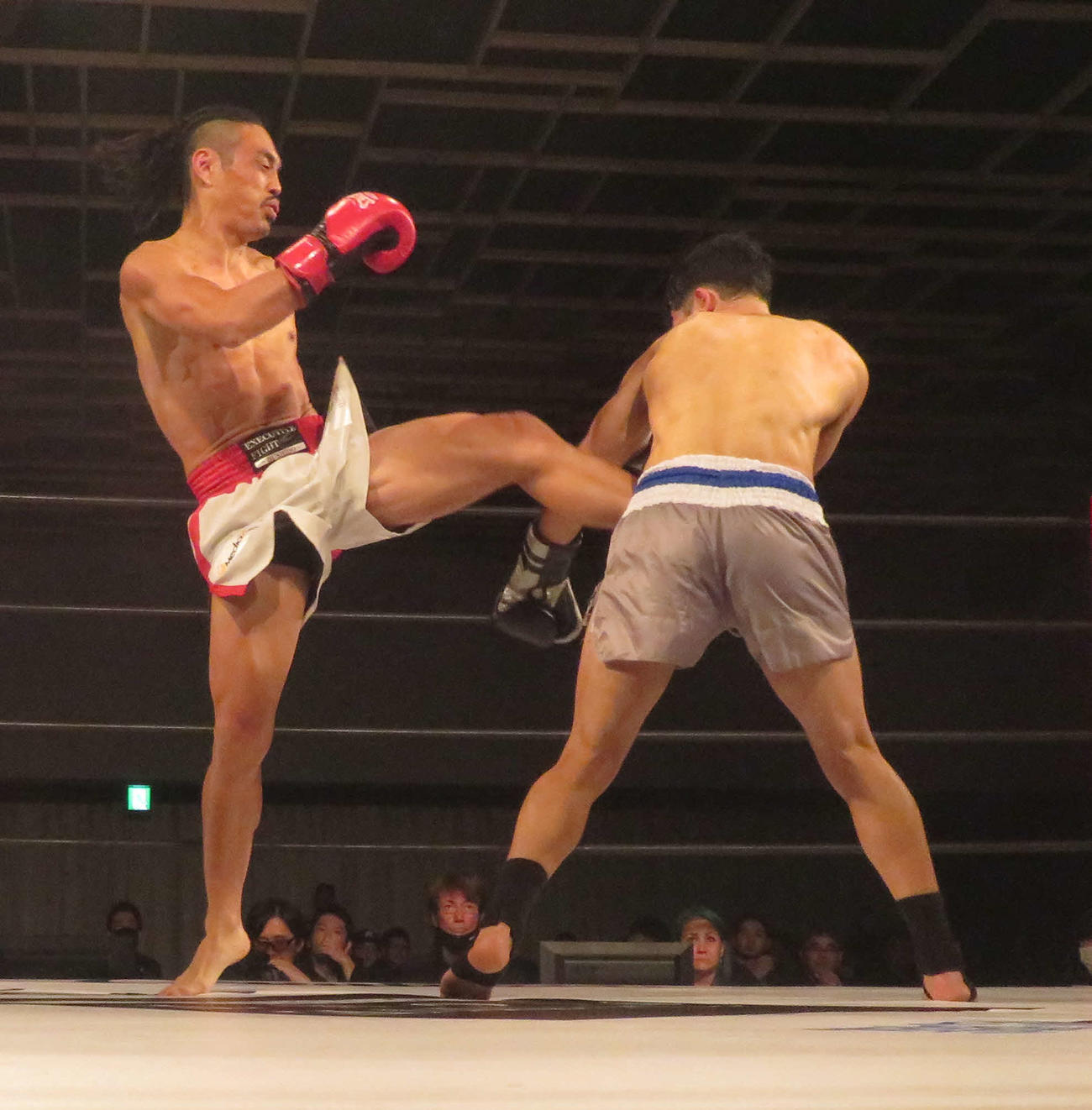 EXECUTIVE FIGHT BUSHIDO　カバシ（右）に強烈な蹴りを浴びせる安彦考真（撮影・松熊洋介）