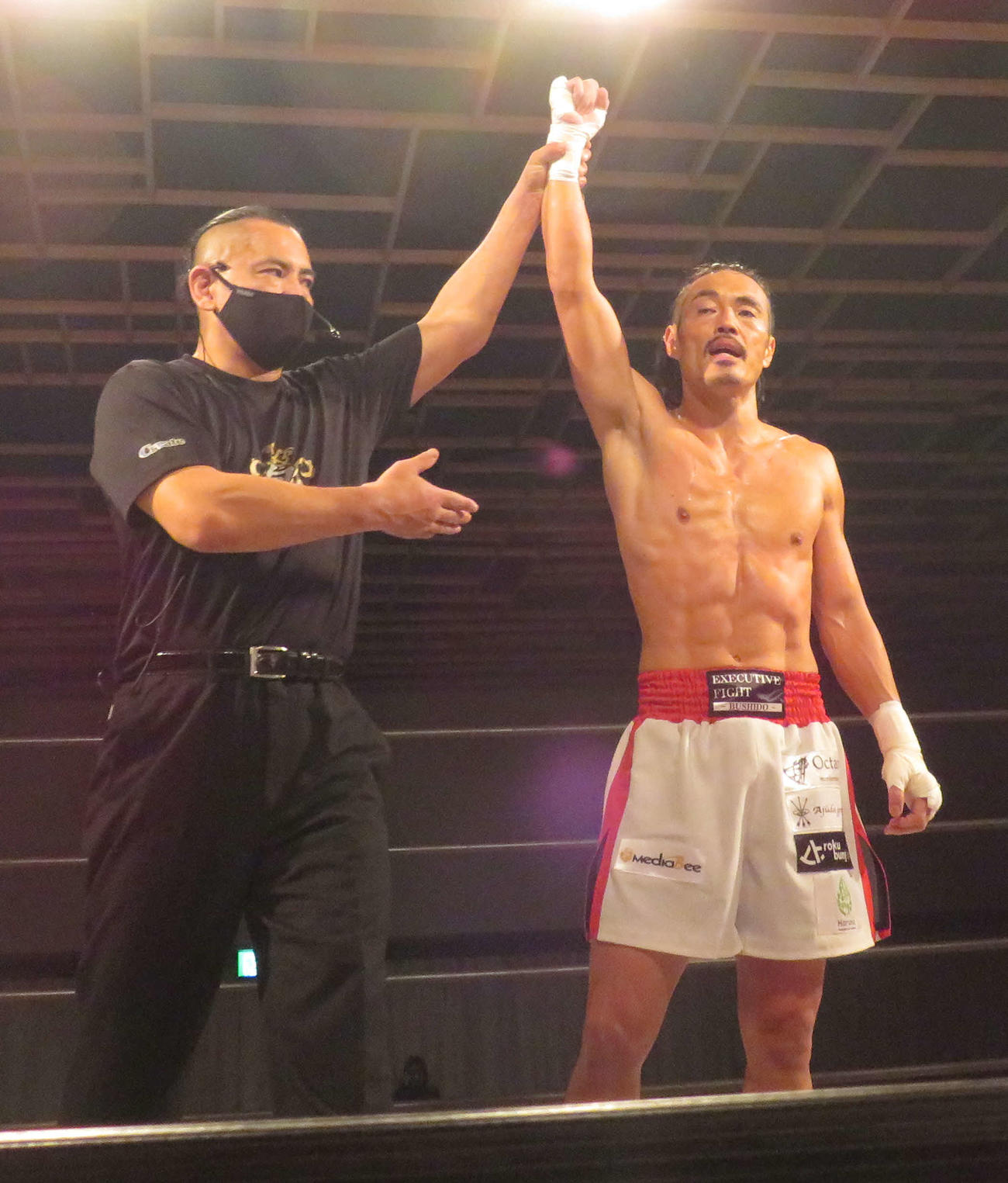 EXECUTIVE FIGHT BUSHIDO　試合後、勝ち名乗りを受ける安彦（撮影・松熊洋介）
