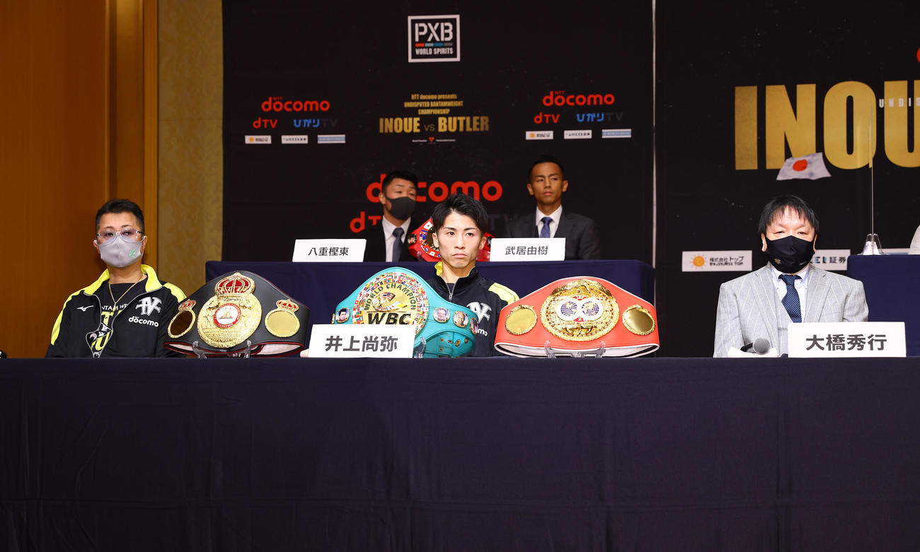 記者会見に登壇したWBAスーパー・WBC・IBF世界バンタム級統一チャンピオンの井上（中央）、父の真吾トレーナー（左）、大橋会長（撮影・垰建太）
