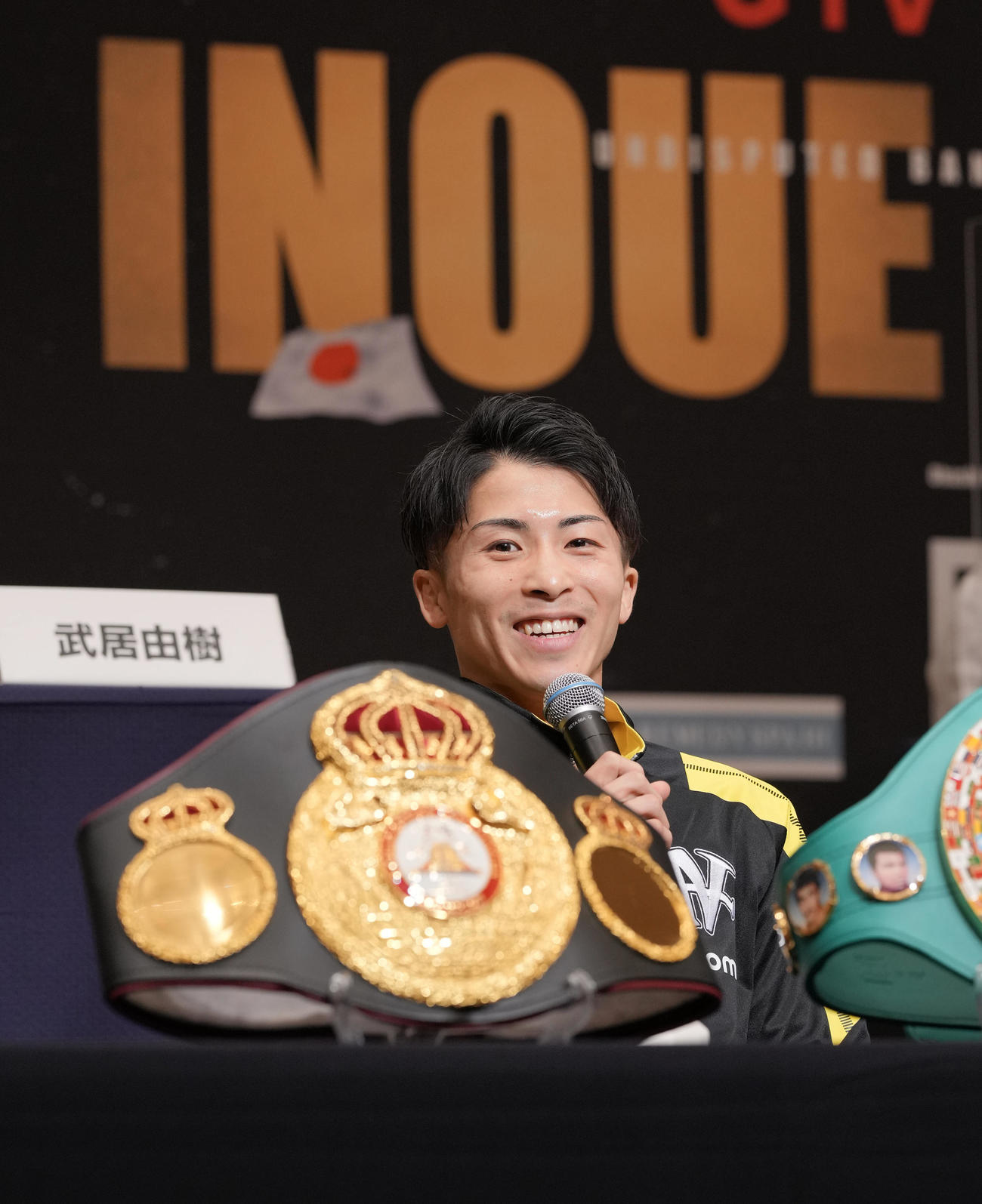 記者会見に登壇し笑顔を見せるWBAスーパー・WBC・IBF世界バンタム級統一チャンピオンの井上（撮影・垰建太）