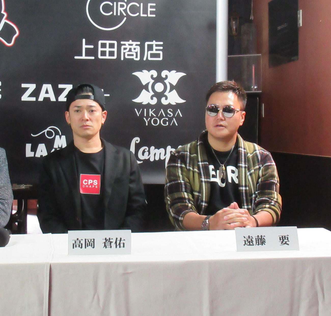 来年1月7日に格闘技イベント「競拳22」に参戦する高岡蒼佑と遠藤要は、記者会見に出席した（撮影・益田一弘）