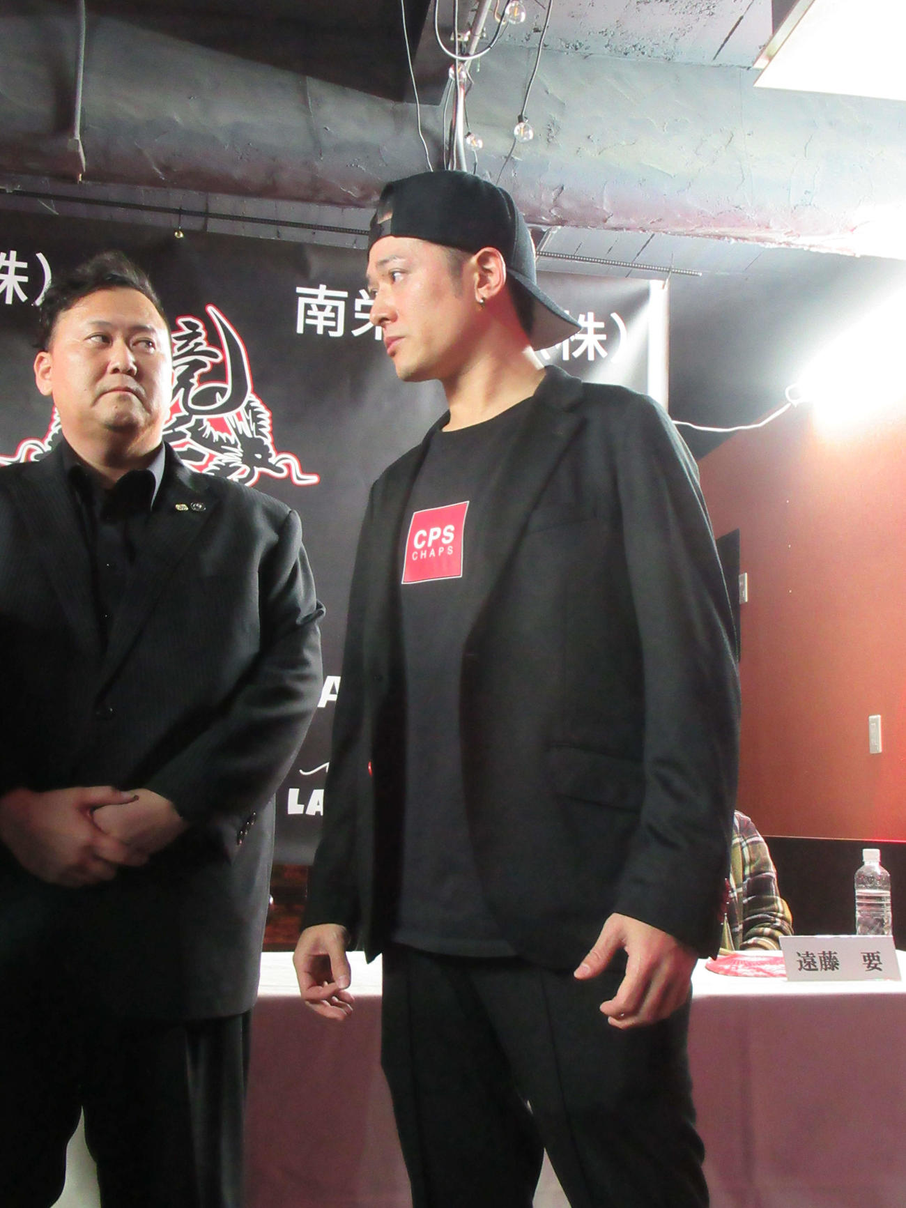 来年1月7日に格闘技イベント「競拳22」に参戦する高岡蒼佑（右）は記者会見に出席した（撮影・益田一弘）