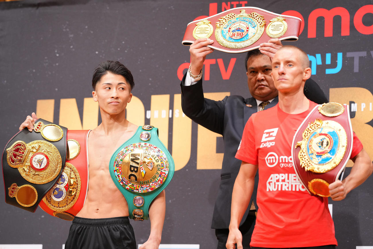 前日計量を終え写真撮影の合間に表情が和らぐ井上（左）。右はポール・バトラー（撮影・垰建太）