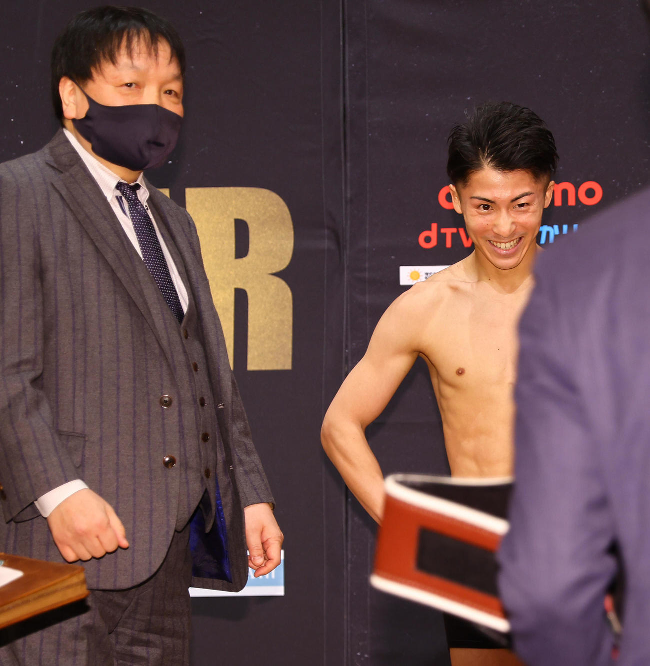 1回目の計量をオーバーし苦笑いの井上（右）。左は大橋会長（撮影・垰建太）