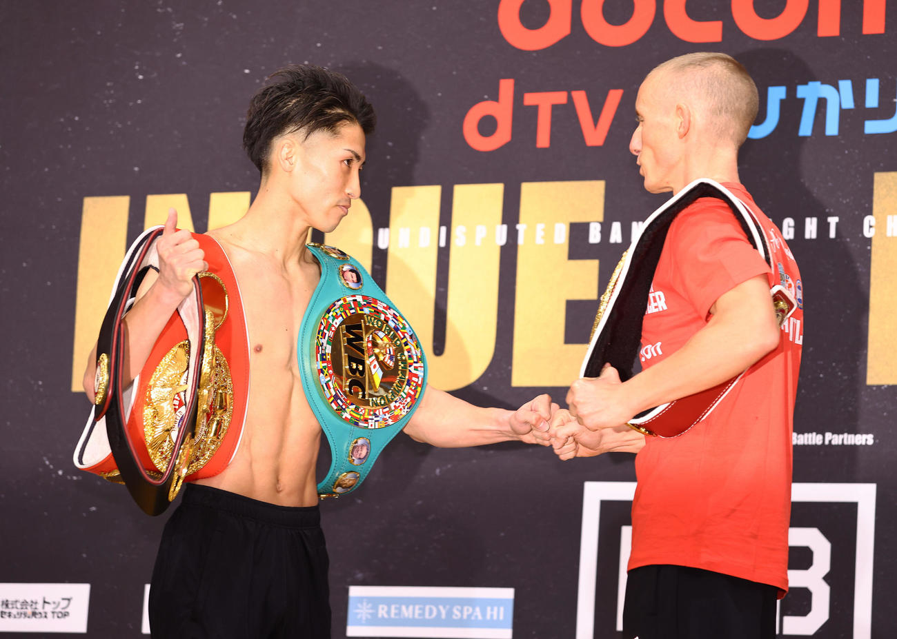 前日計量を終え拳を合わせる井上（左）とバトラー（撮影・垰建太）