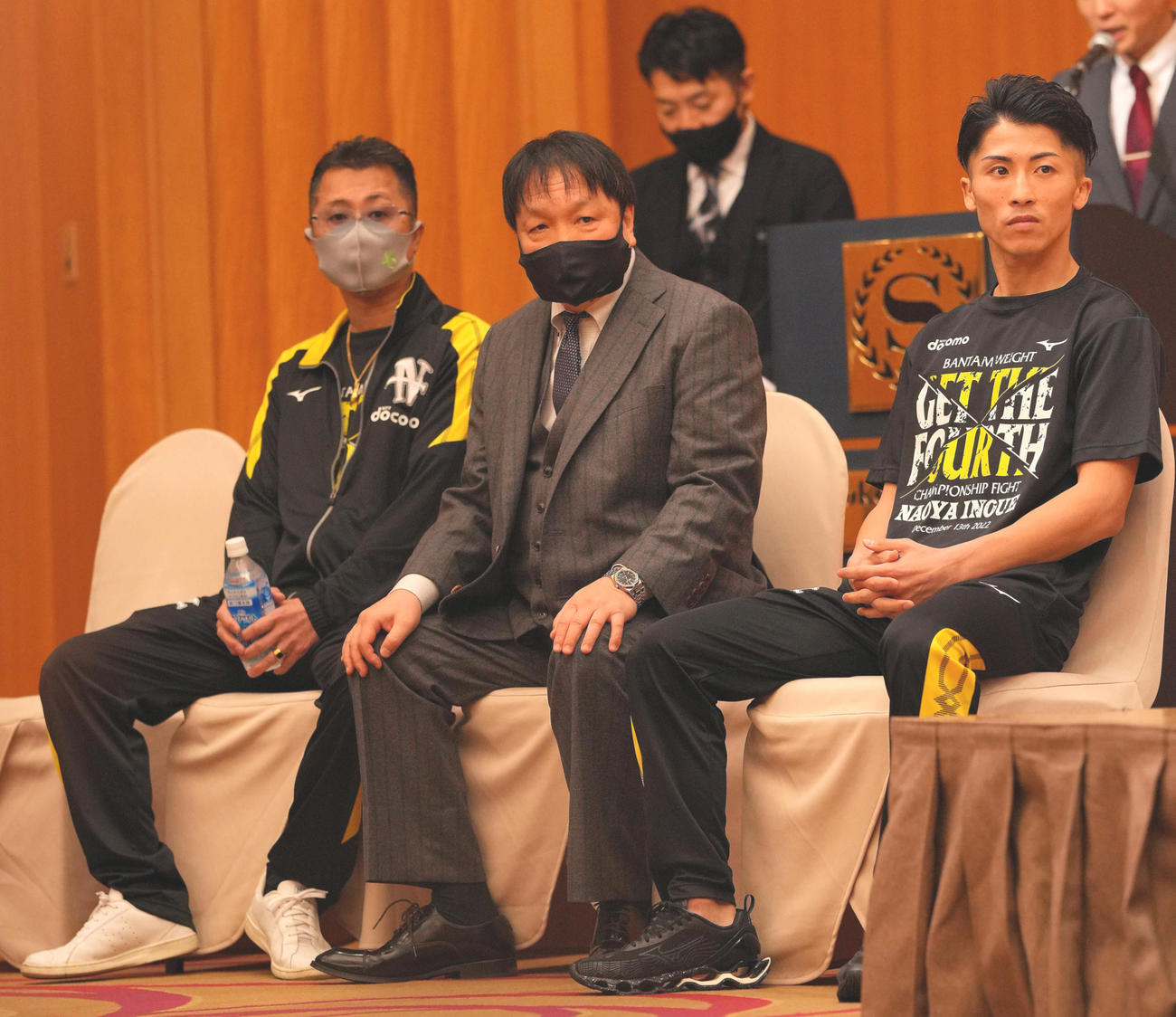 バトラーの計量を見つめる井上（右）、大橋会長（中央）、父の真吾トレーナー（撮影・垰建太）