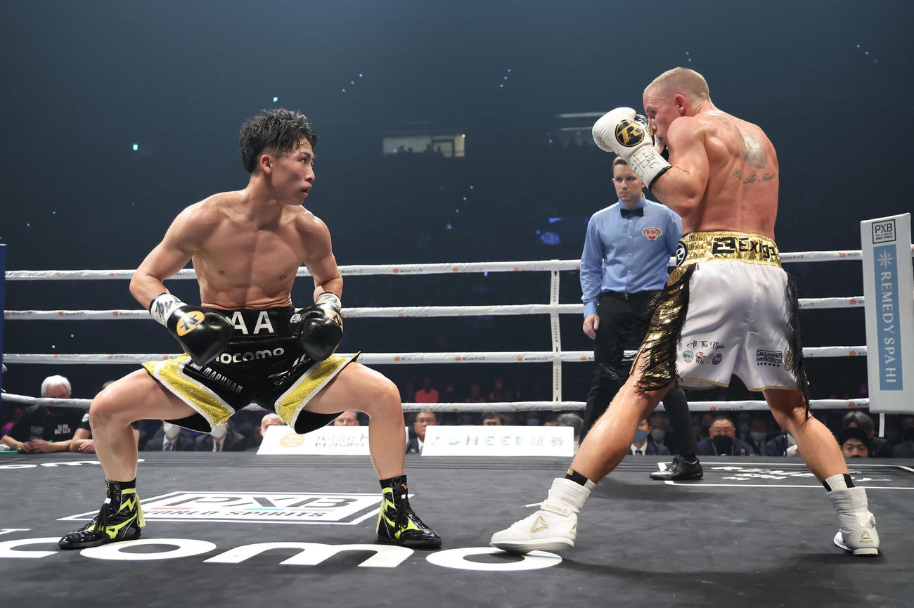 6回、ガードを下げてバトラー（右）に向かう井上尚（代表撮影）