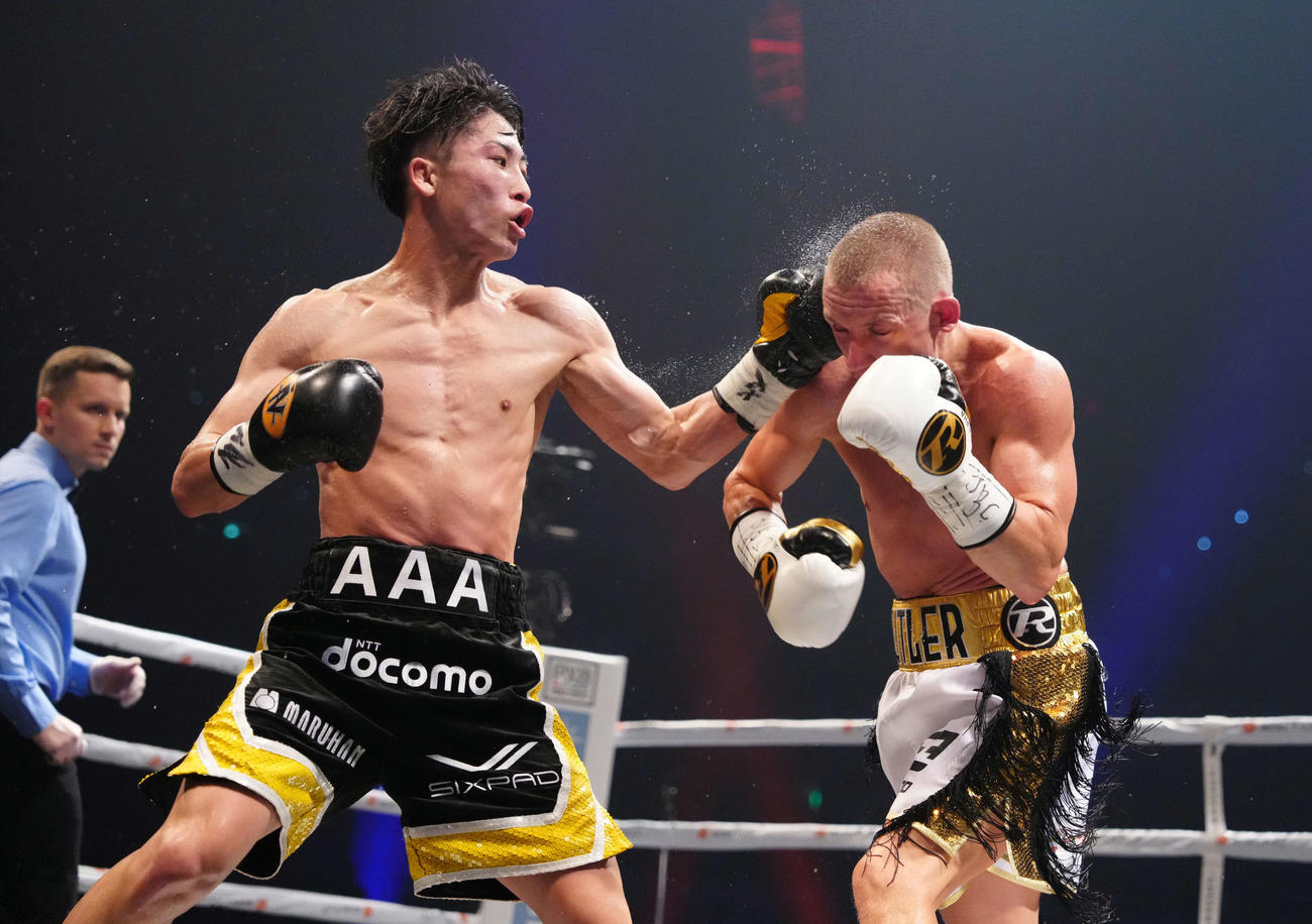 7回、井上尚（左）はバトラーにパンチを浴びせる（代表撮影）