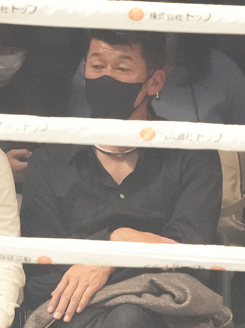 井上尚対バトラー　観戦に訪れたDeNA三浦監督（撮影・鈴木みどり）