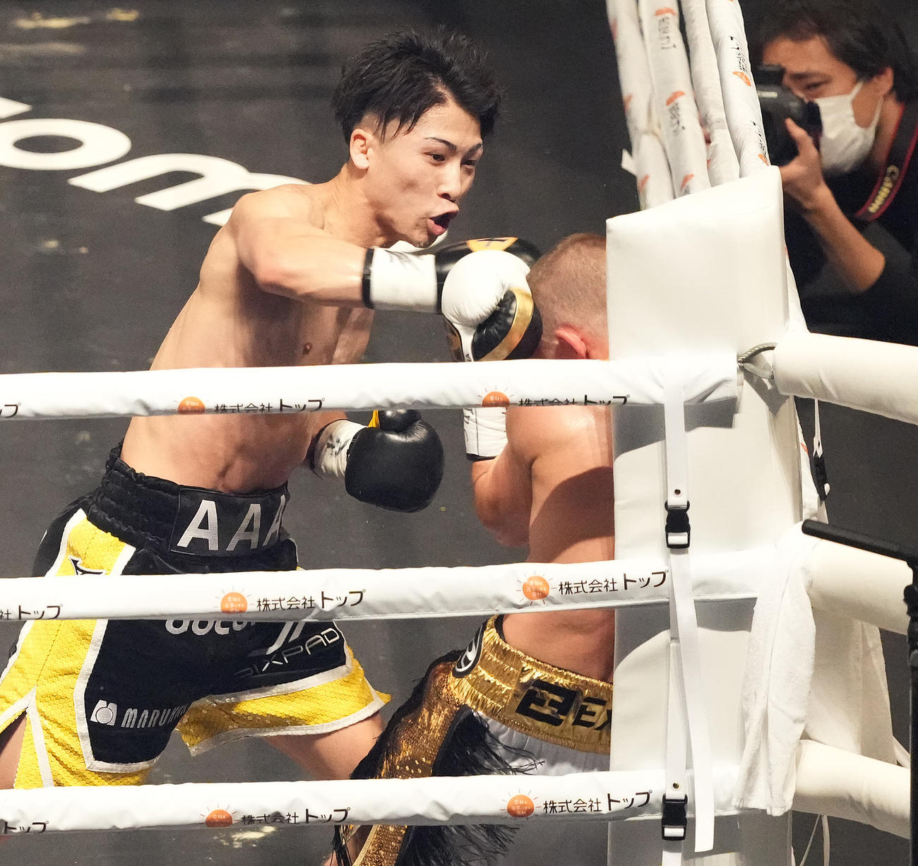 井上尚対バトラー　3回、バトラー（右）を攻める井上尚（撮影・鈴木みどり）