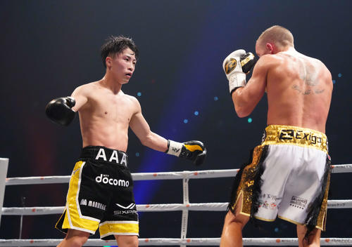 7回、井上尚(左)は両手を広げてバトラーを誘う(代表撮影)