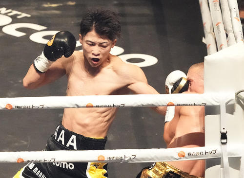 井上尚対バトラー 3回、バトラー(右)を攻める井上尚(撮影・鈴木みどり)
