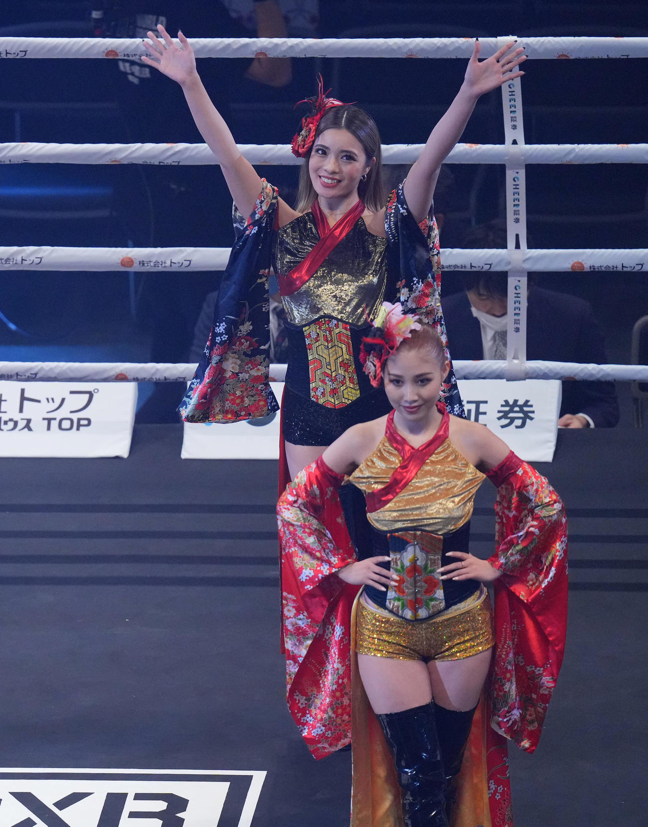オープニングに登場するCYBERJAPAN DANCERSのRINA（手前）とRIONA（撮影・垰建太）
