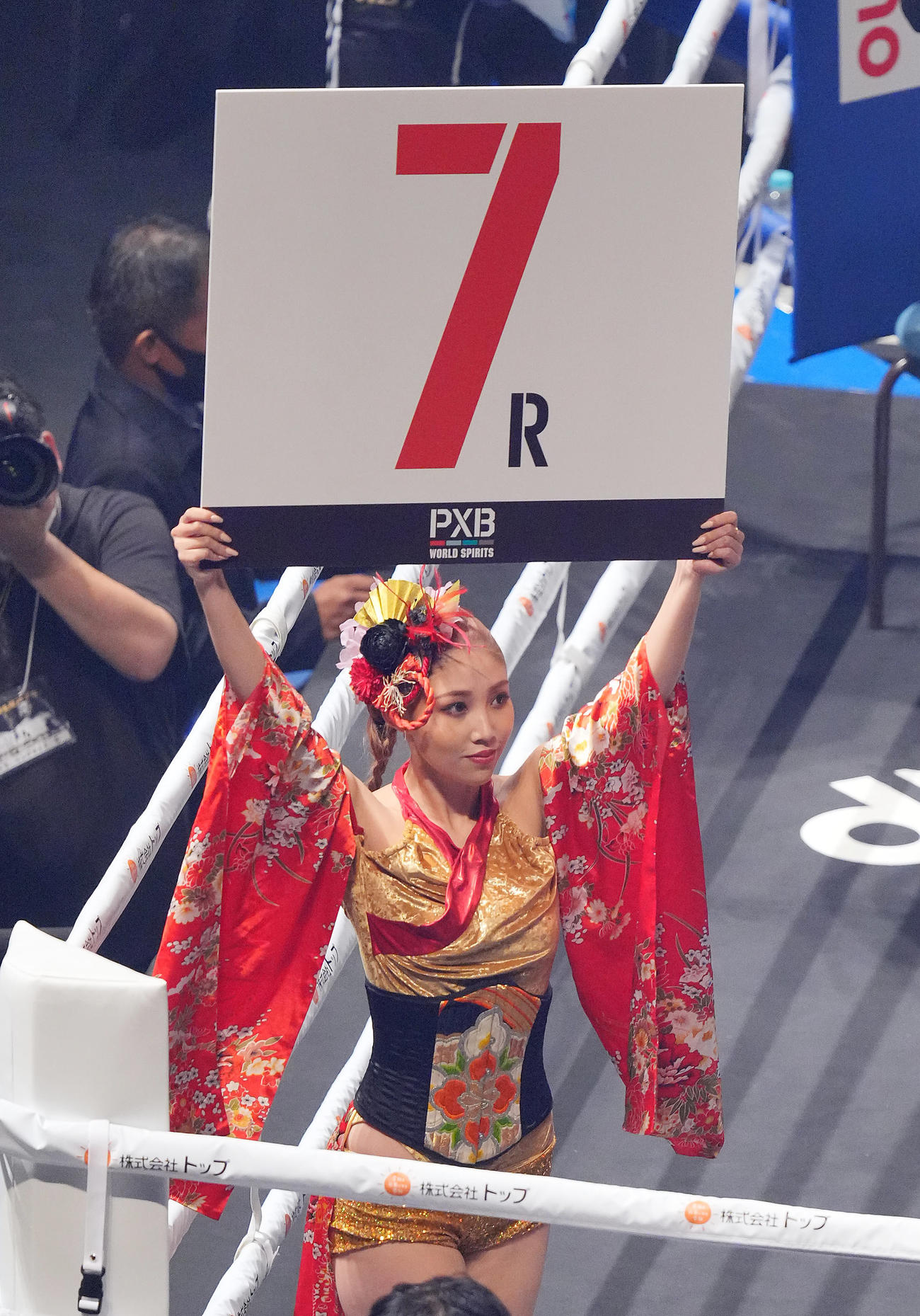 ラウンドガールを務めるCYBERJAPAN DANCERSのRINA（撮影・垰建太）