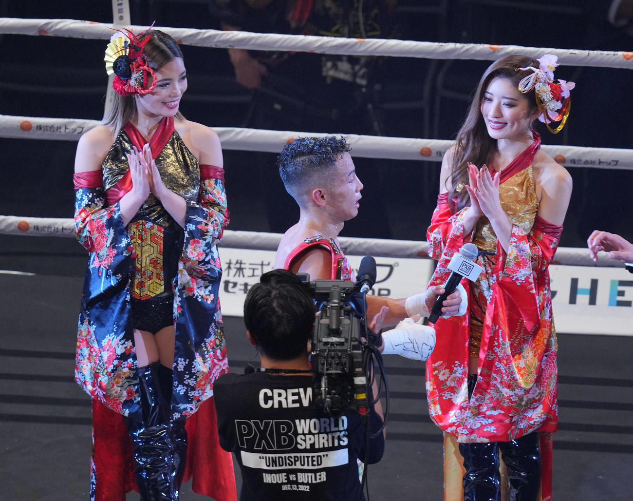 武居対タリモ　TKO勝ちの武居（中央）に拍手を送るCYBERJAPAN DANCERSのMIYABI（右）とRIONA（撮影・垰建太）