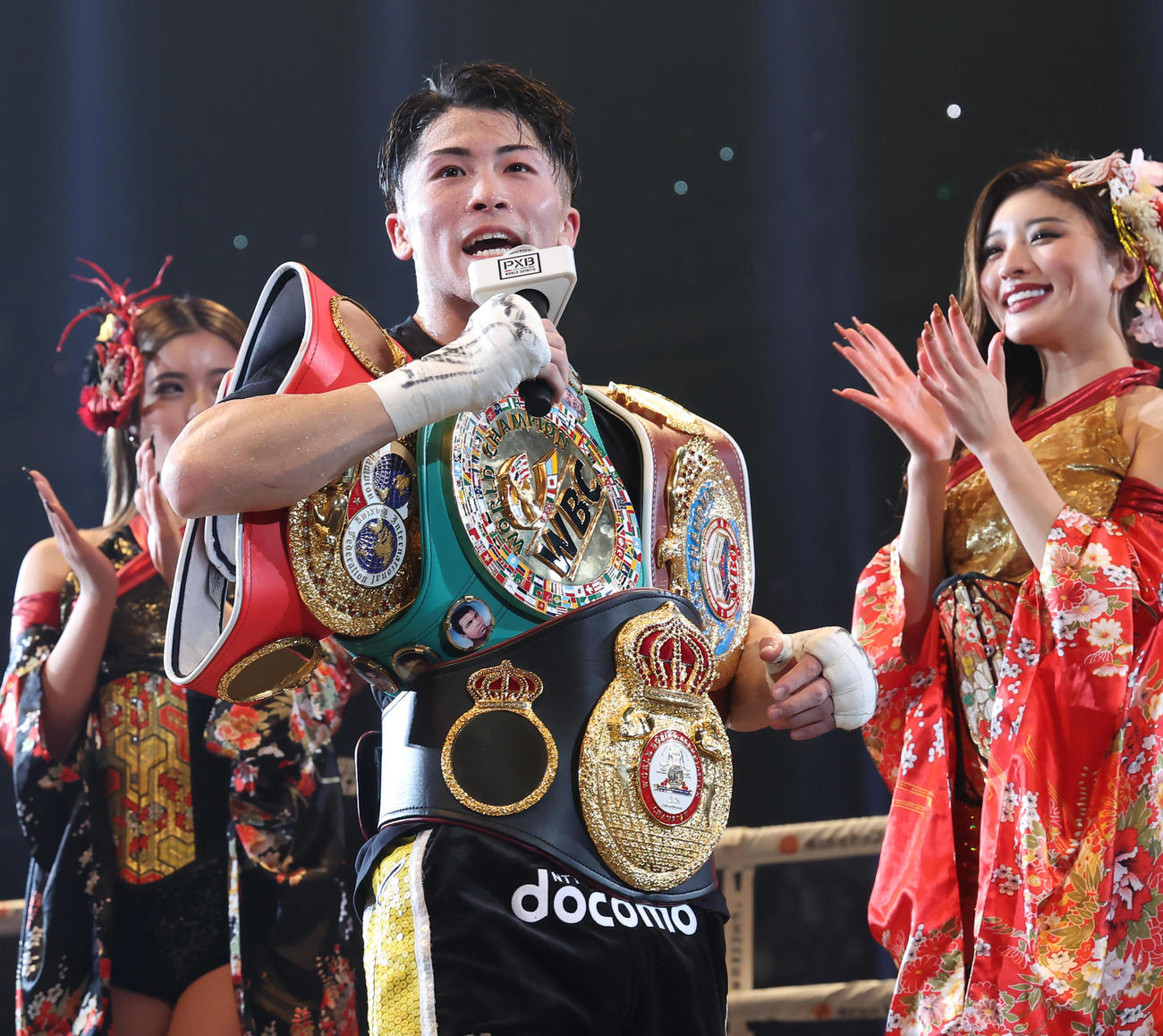 試合後、ファンに向かって挨拶をする井上尚（代表撮影）