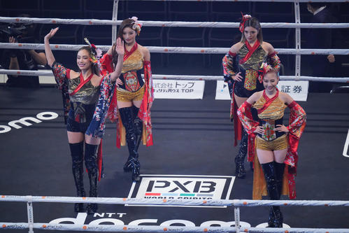 オープニングに登場するCYBERJAPAN DANCERSの前列左からJUNON、RINA、後列左からMIYABI、RIONA（撮影・垰建太）