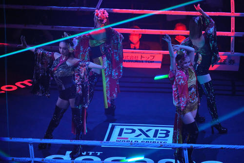 ダンスで盛り上げるCYBERJAPAN DANCERS（撮影・垰建太）
