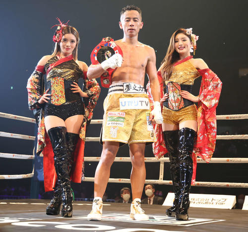 TKO勝ちし記念撮影する武居（代表撮影）