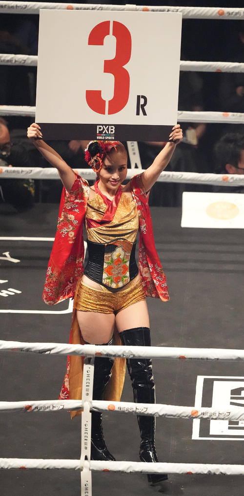 井上尚対バトラー　試合を彩るラウンドガール（撮影・鈴木みどり）
