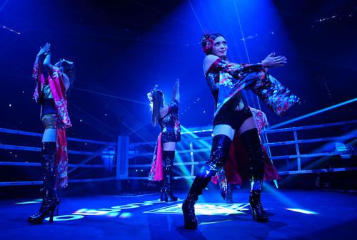 ラウンドガールを務めるRIONA（手前）らCYBERJAPAN DANCERS（代表撮影）