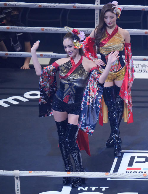 オープニングに登場するCYBERJAPAN DANCERSのJUNON（左）とMIYABI（撮影・垰建太）
