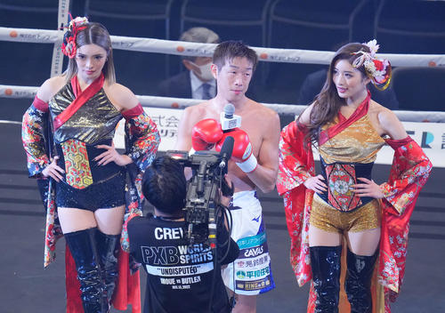 試合に勝ちインタビューを受ける清水聡（中央）。左はRIONA、右はMIYABI（撮影・垰建太）
