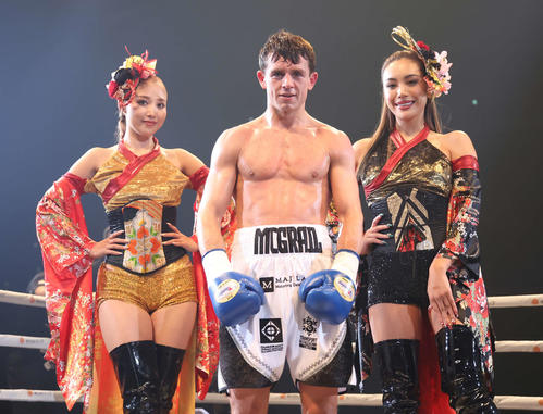 2回、TKOで勝利し記念撮影するマクレール。左はRINA、右はJUNON（代表撮影）