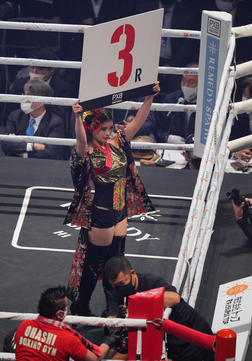 金色ショートパンツ「CYBERJAPAN DANCERS」が会場盛り上げ 井上尚弥の
