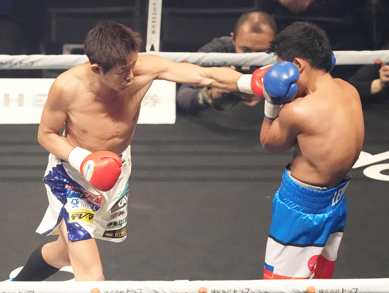 清水対ランディ・クリス・レオン　1回、ランディ・クリス・レオン（右）にパンチを見舞う清水（撮影・鈴木みどり）