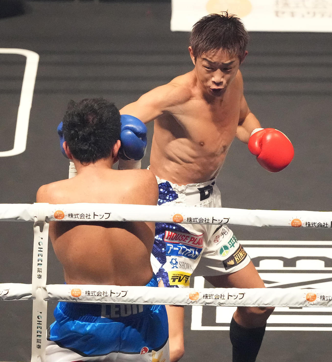 清水聡対ランディ・クリス・レオン　2回、ランディ・クリス・レオン（手前）を攻める清水（撮影・鈴木みどり）