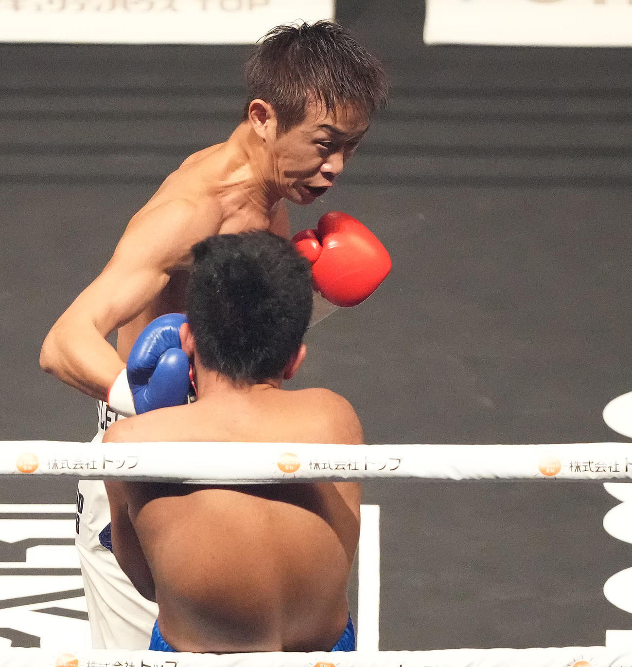 清水聡対ランディ・クリス・レオン　2回、ランディ・クリス・レオン（手前）を攻める清水（撮影・鈴木みどり）