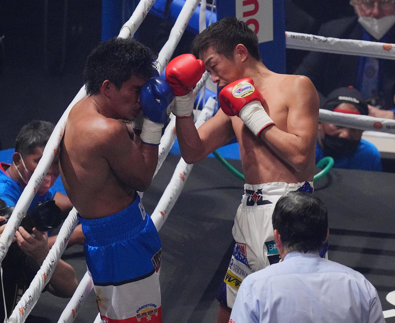 清水対ランディ・クリス・レオン　2回、ロープ際でランディ・クリス・レオン（左）にラッシュをかける清水（撮影・垰建太）