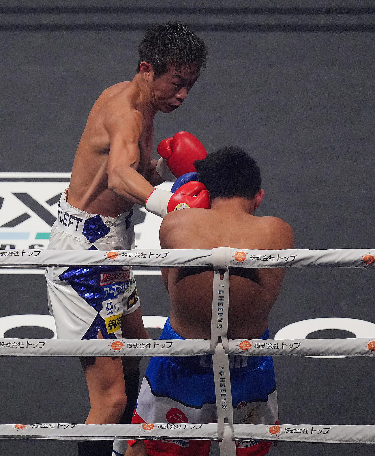 清水対ランディ・クリス・レオン　2回、ロープ際でランディ・クリス・レオン（手前）にラッシュをかける清水（撮影・垰建太）