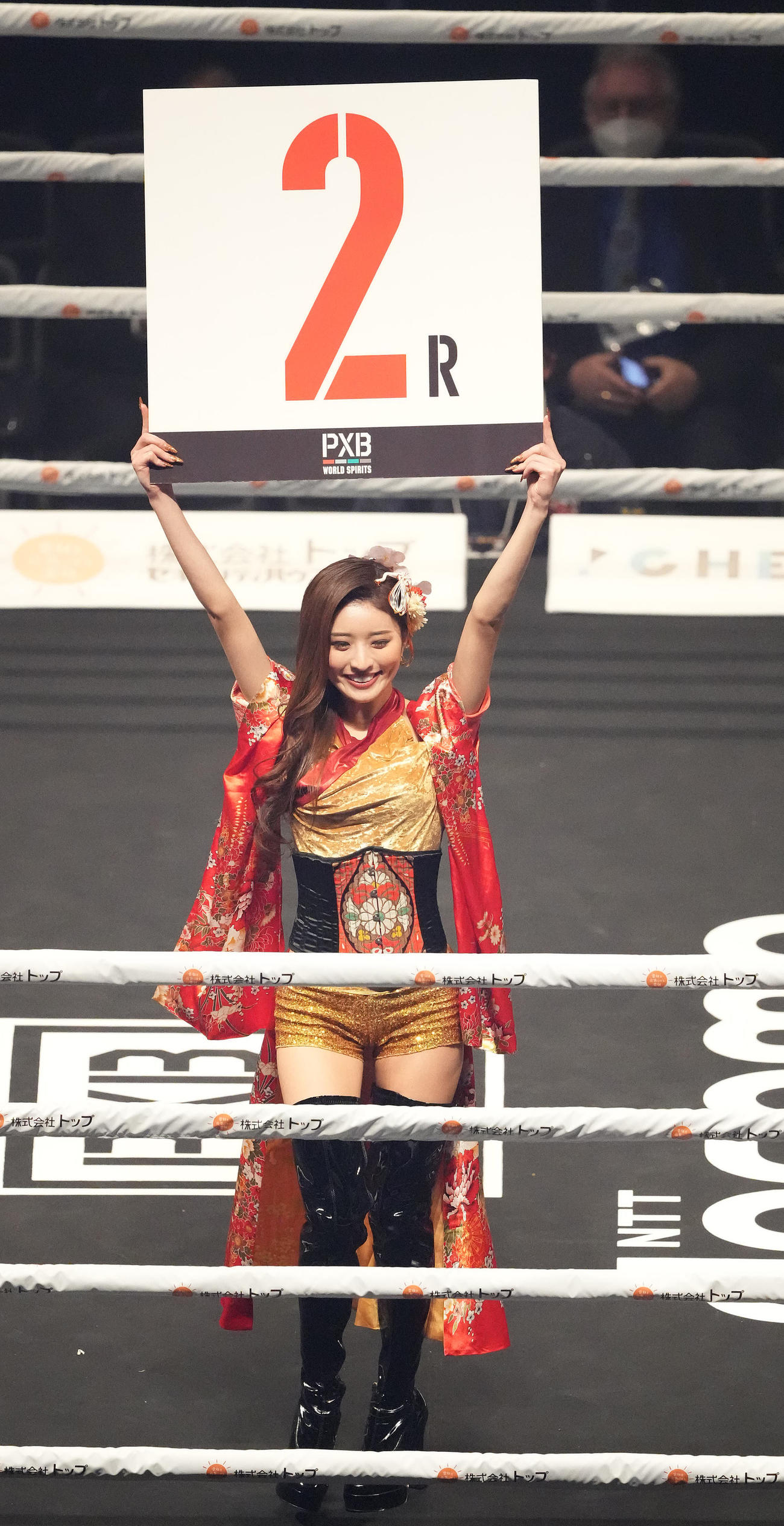 清水聡対ランディ・クリス・レオン　試合を彩るラウンドガール（撮影・鈴木みどり）