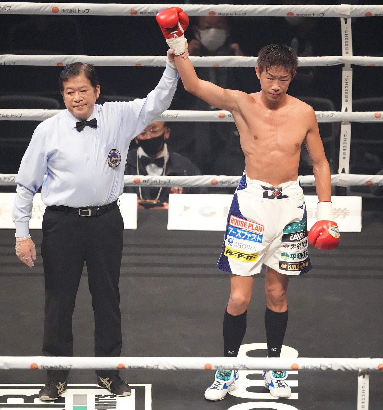清水聡対ランディ・クリス・レオン　2回TKO勝ちした清水（撮影・鈴木みどり）