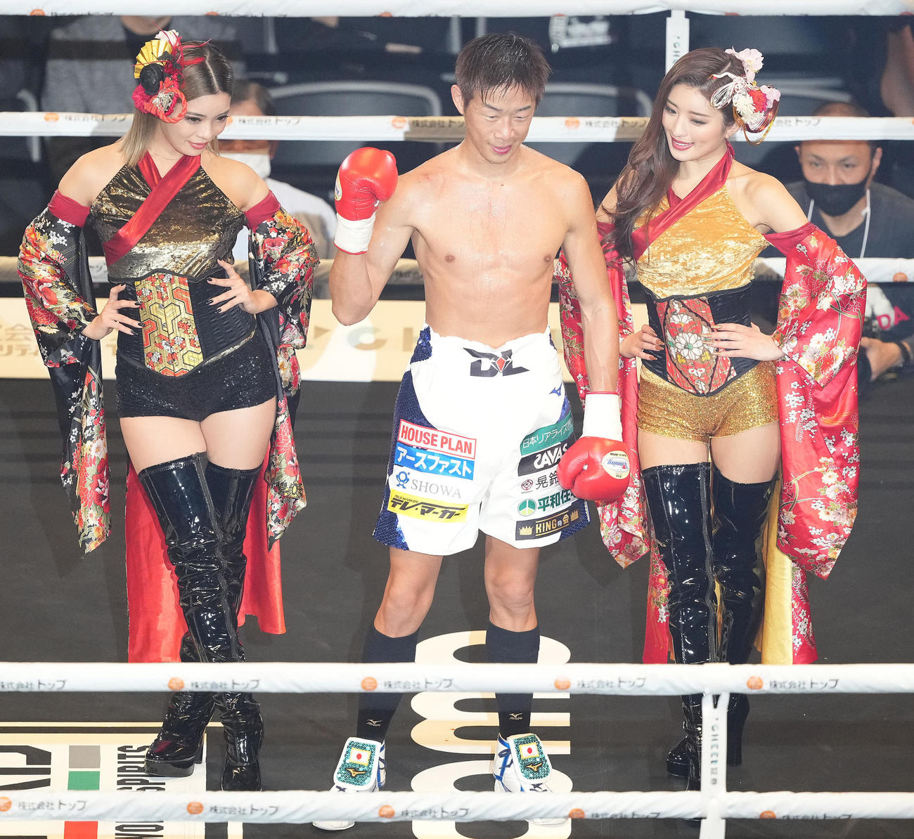 清水聡対ランディ・クリス・レオン　2回TKO勝ちした清水（中央）（撮影・鈴木みどり）