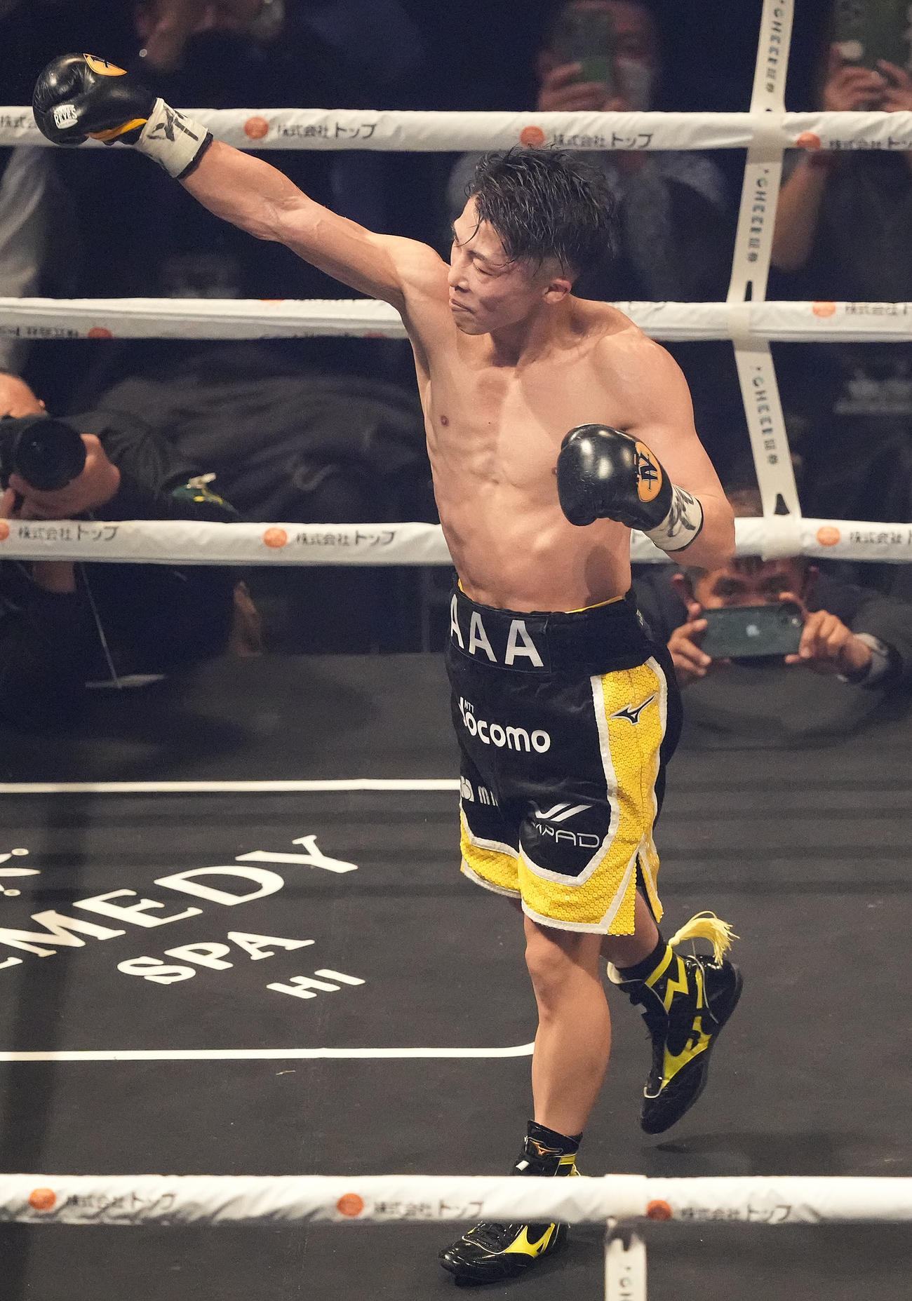 井上尚対バトラー　バトラーに11回TKO勝ちした井上尚はガッツポーズ（撮影・鈴木みどり）