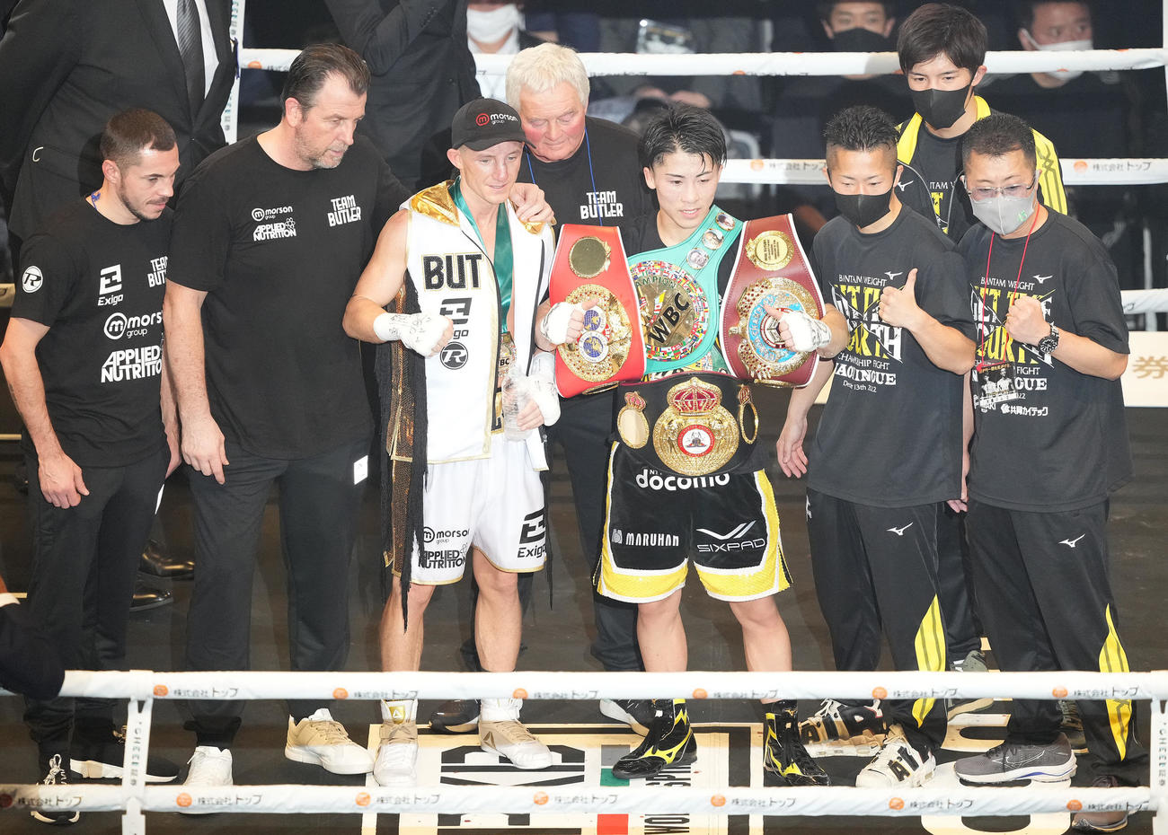 4団体統一王者になった井上尚（前列右から3人目）はバトラー（同4人目）らと記念撮影（撮影・鈴木みどり）