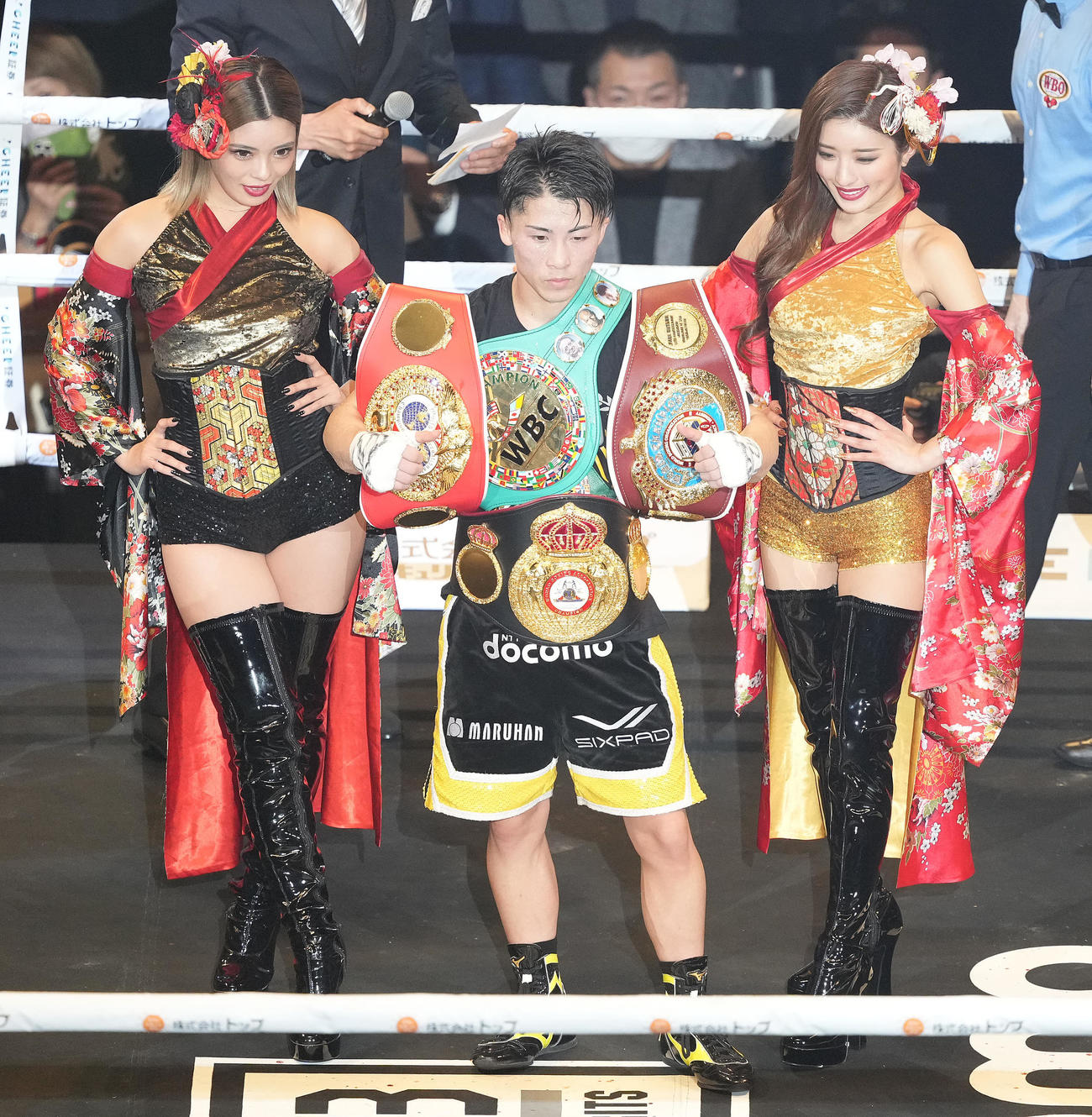 バトラーに勝利し4団体統一王者になった井上尚（中央）（撮影・鈴木みどり）