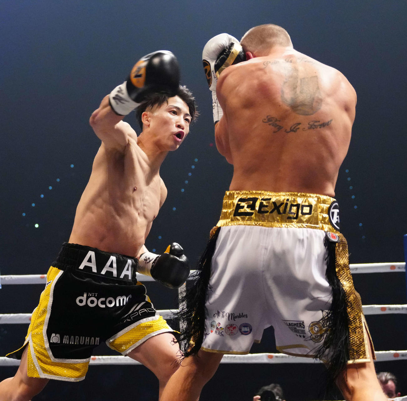 1回、井上尚（左）はバトラーにパンチを浴びせる（代表撮影）