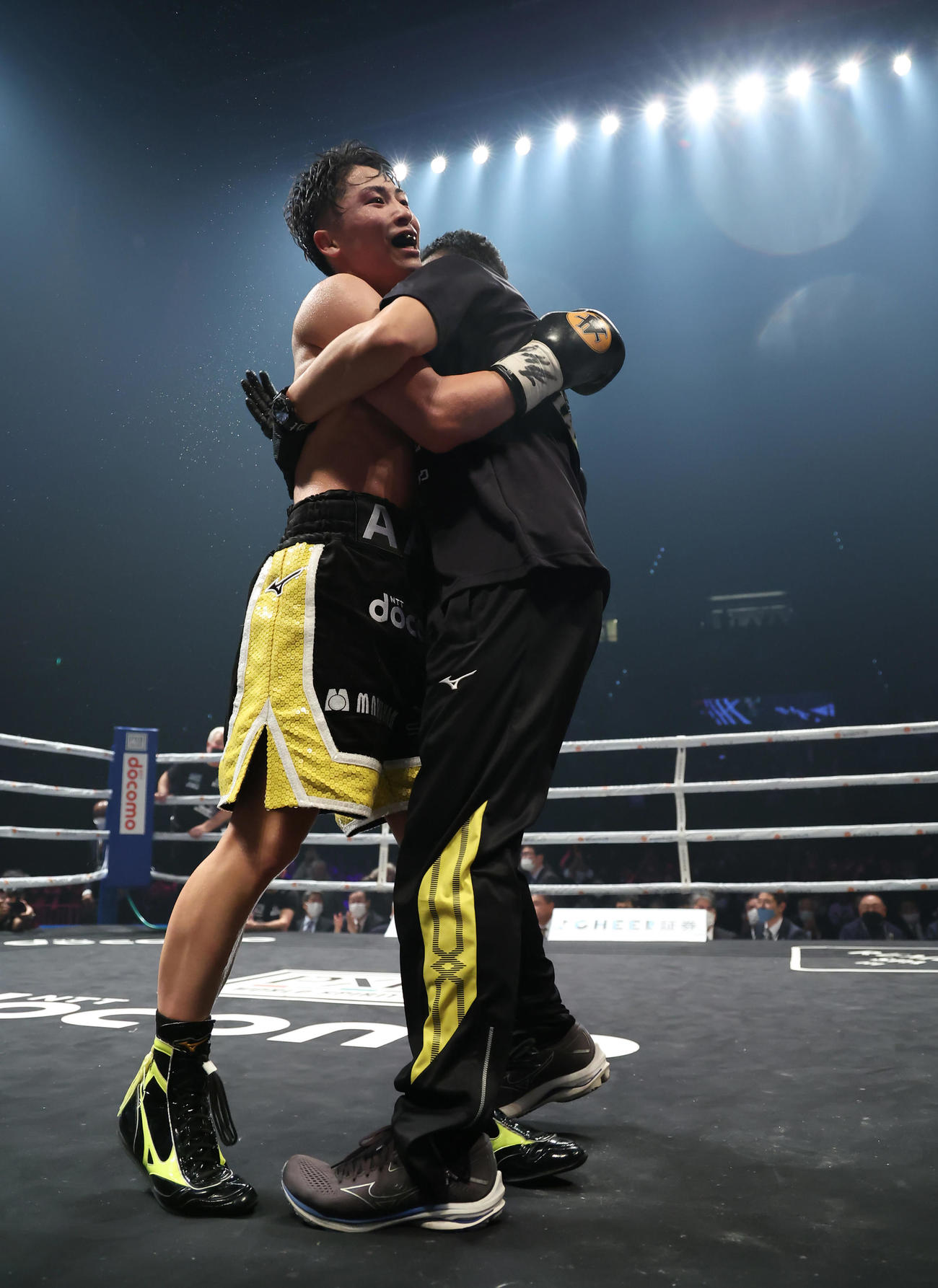 試合後、父の真吾トレーナー（右）と抱き合って喜ぶ井上尚（代表撮影）