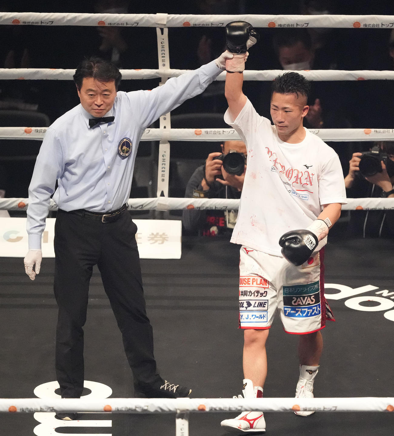 井上拓対ボルネア　ボルネアに8回TKO勝ちした井上拓（右）（撮影・鈴木みどり）