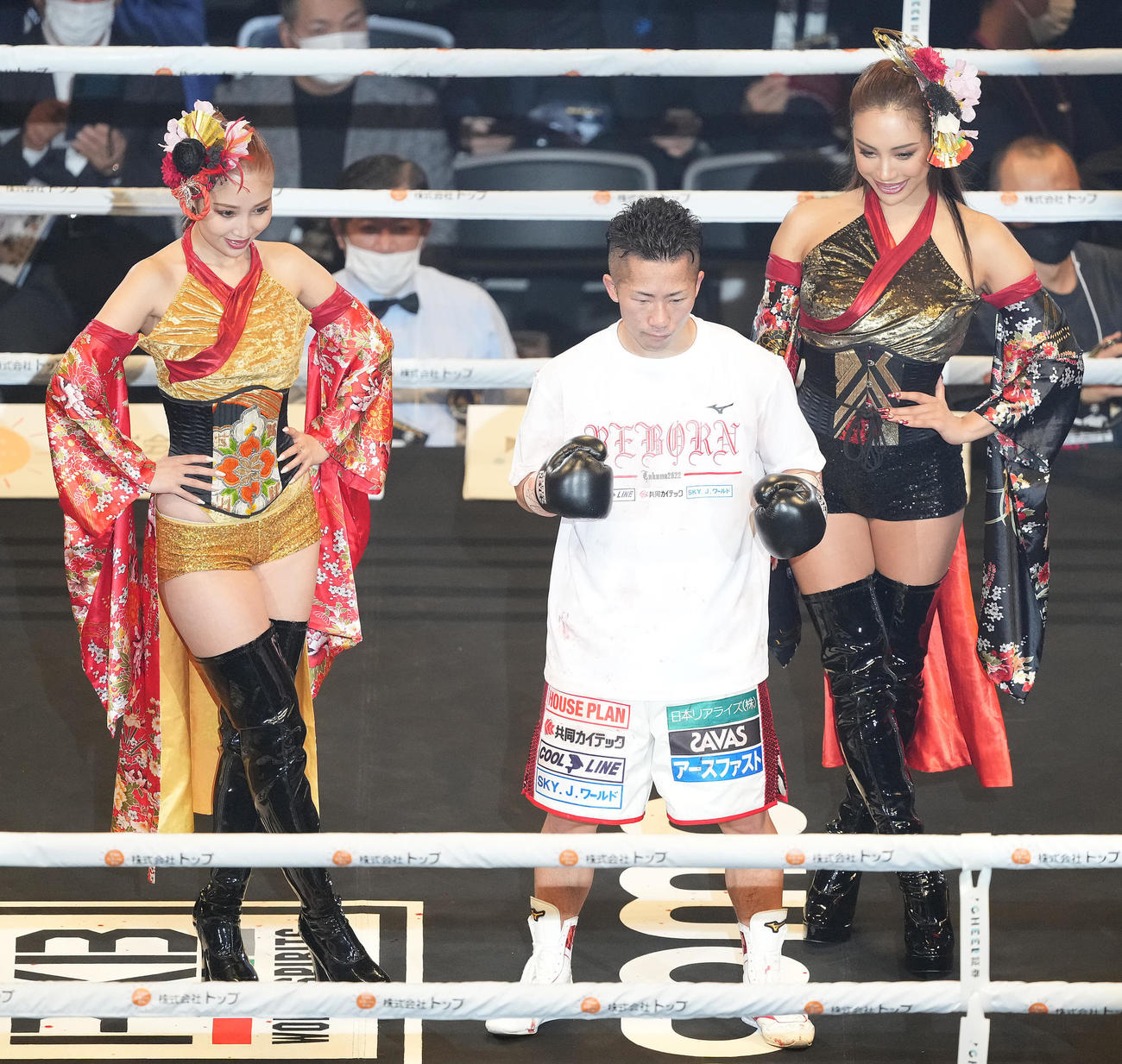 井上拓対ボルネア　ボルネアに8回TKO勝ちした井上拓（中央）（撮影・鈴木みどり）