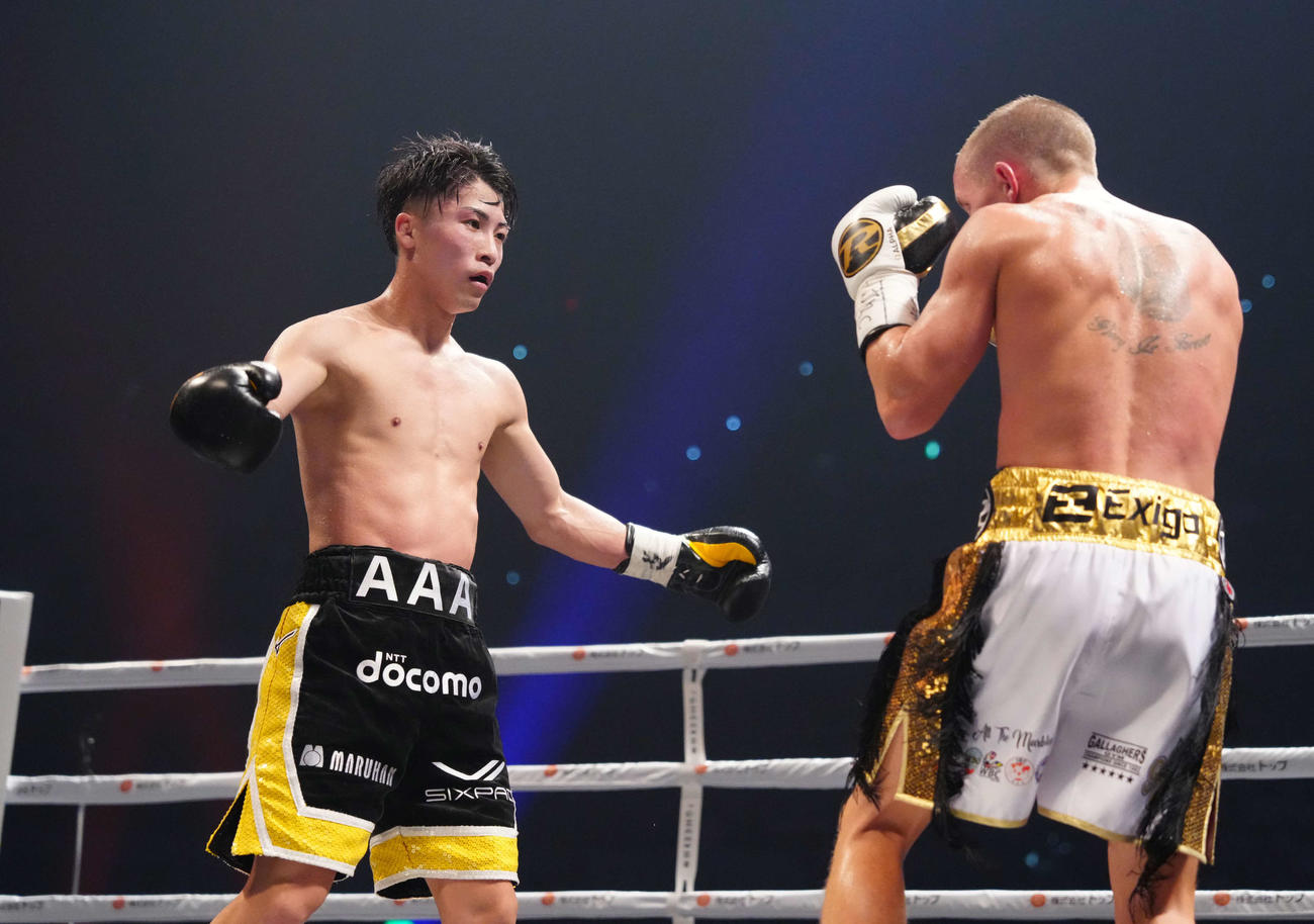 7回、井上尚（左）は両手を広げてバトラーを誘う（代表撮影）