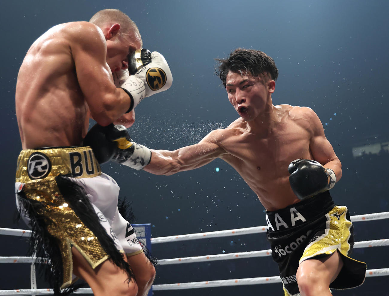 7回、バトラー（左）に右ボディーを浴びせる井上尚（代表撮影）