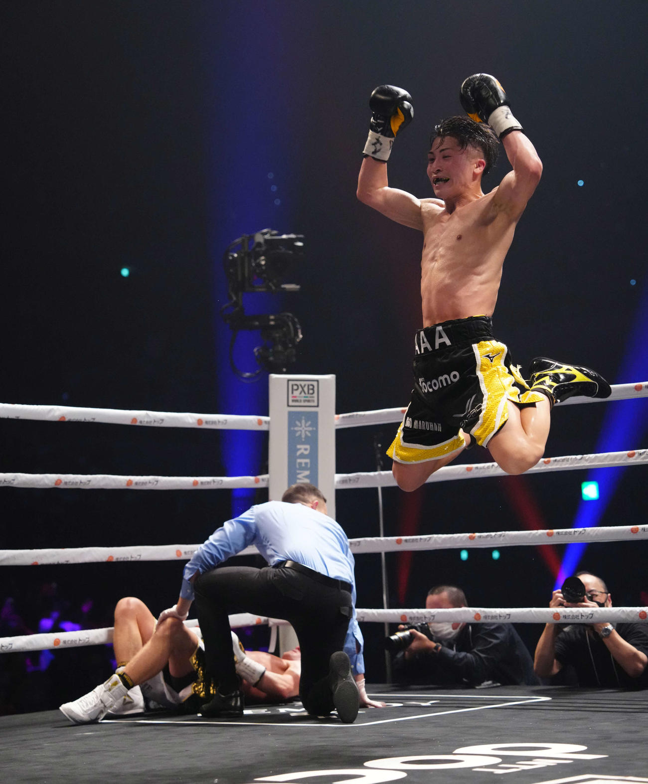 11回、バトラーにKO勝ちし跳び上がって喜ぶ井上尚（代表撮影）